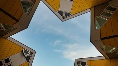 Abstrakte Detailaufnahme der gelben Kubushäuser in Rotterdam, Fokus auf Linienführung und Bildkomposition.