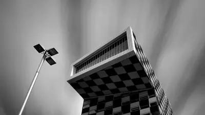 Fine Art Architekturfotografie des Gebäudes in Schwarz-Weiß mit ziehenden Wolken.