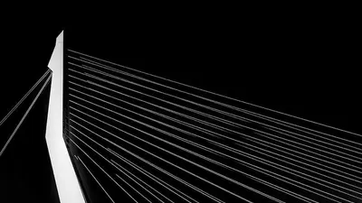 Fine Art Architekturfotografie des Gebäudes De Rotterdam in Schwarz-Weiß mit ziehenden Wolken.