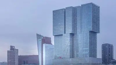 Fine Art Architekturfotografie des Gebäudes De Rotterdam in Schwarz-Weiß mit ziehenden Wolken.