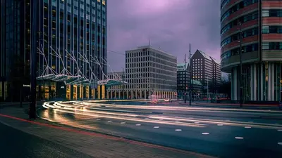 Abendaufnahme in Rotterdam mit Lichtspuren.